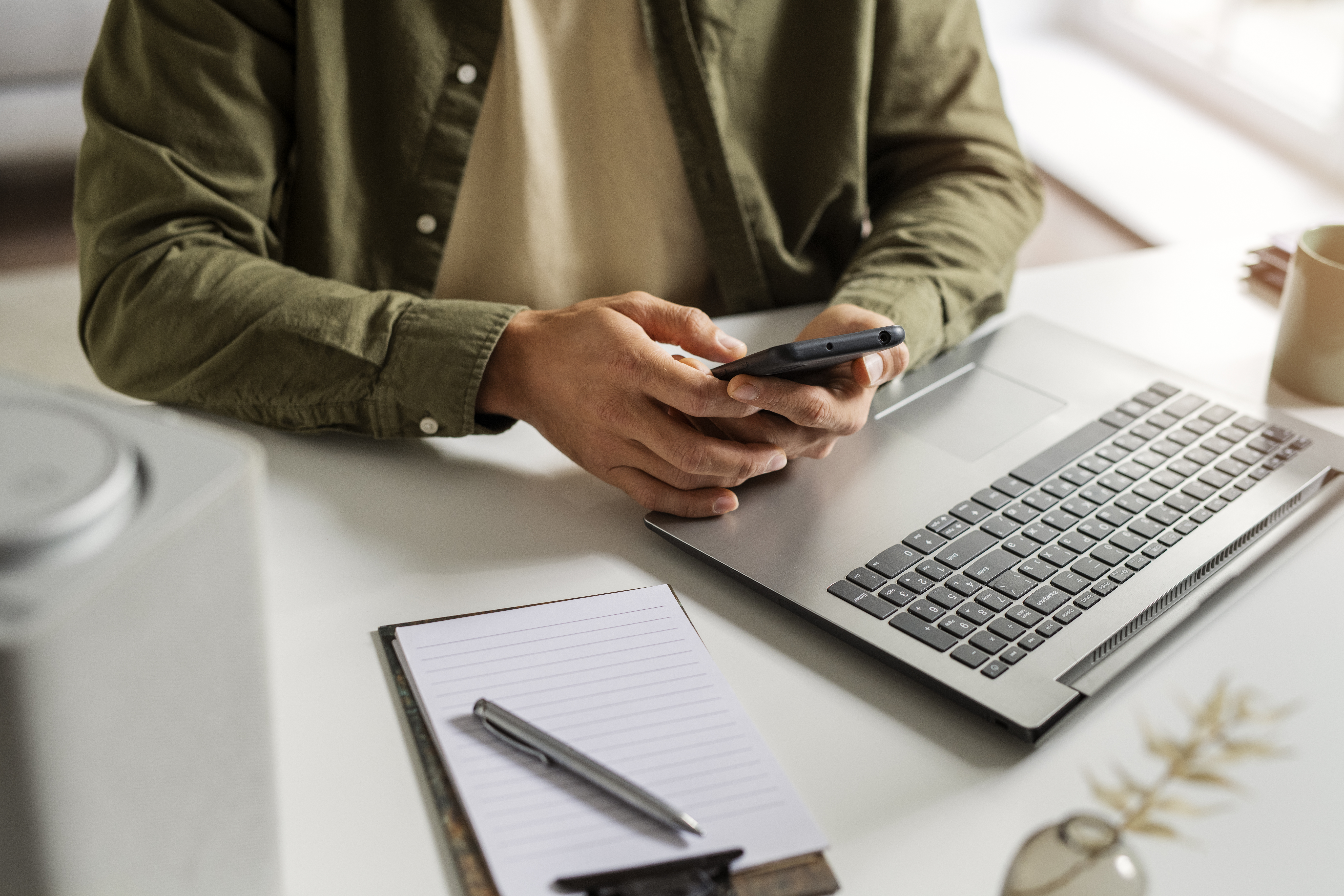 hombre de alto angulo con telefono inteligente